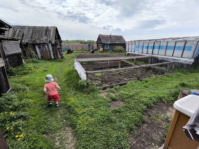 Он бегал по тем же дорожкам, ел за тем же столом, спал в том же доме, что и я в своем детстве. Это невероятное ощущение, не могу его описать.