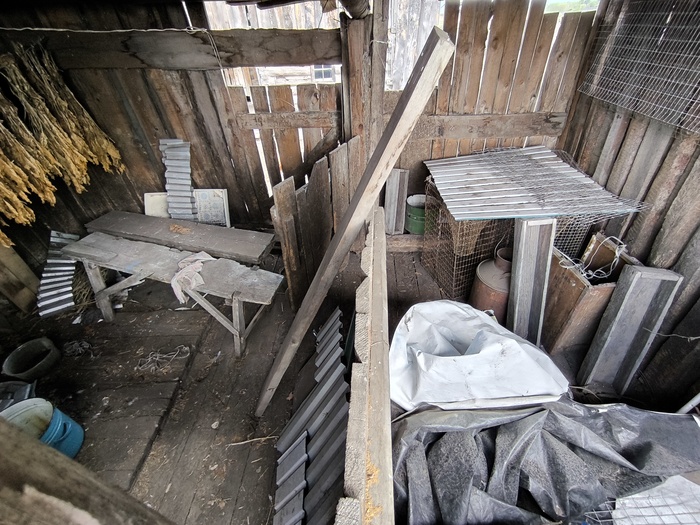 Раньше здесь держали поросят, а сейчас уже просто хлам.