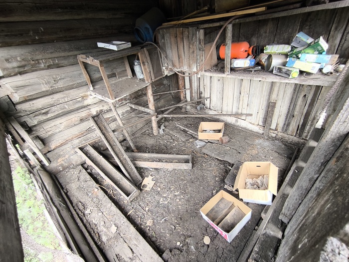 А здесь были цыплята. Сверху клетки для кроликов...