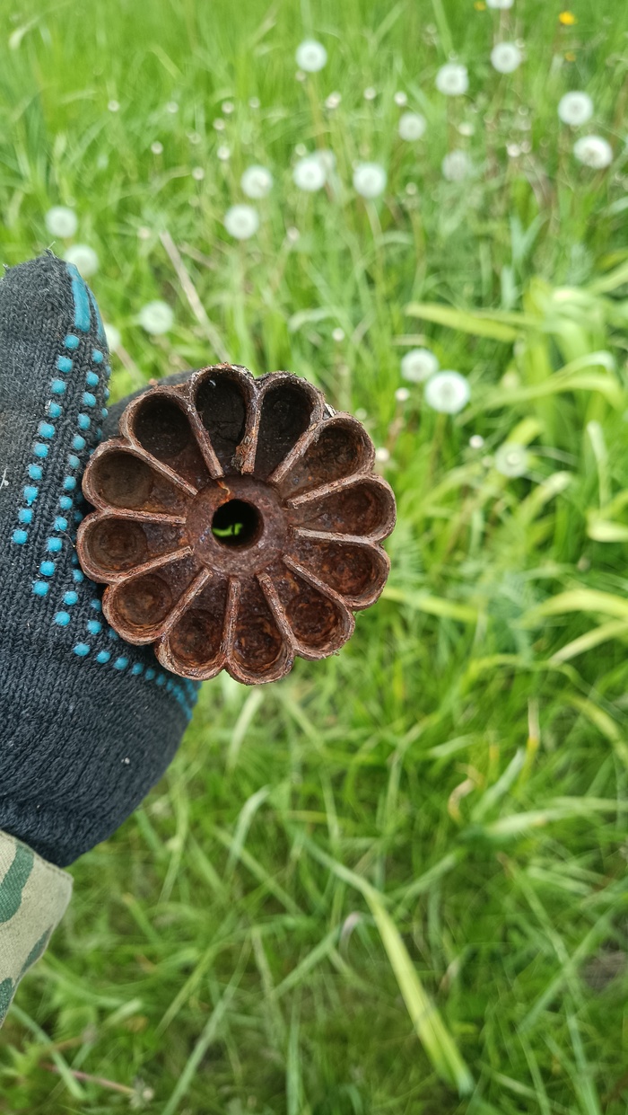 Вскапывал землю на садовом участке, нашел непонятную железяку. Кто знает что это и для чего