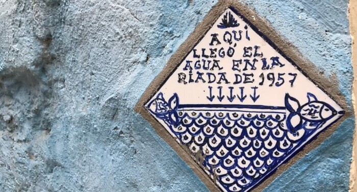 Табличка, отмечающая уровень воды в 1957 году (конечно, по фото непонятно, каким был уровень воды, но табличка красивая)