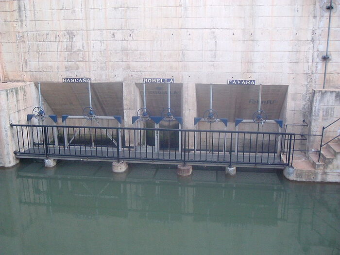 Распределительная плотина (azud del Repartiment ), на ней можно увидеть названия каналов.