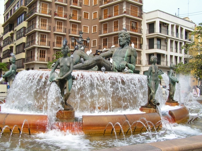 Мужик посередине — это Турия, тетки вокруг — восемь каналов.