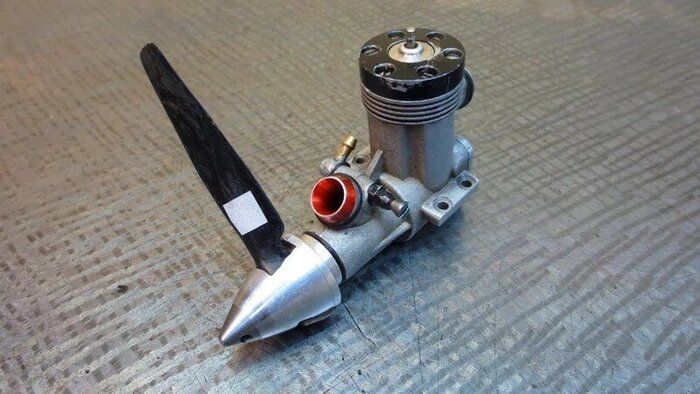 Модельный двигатель