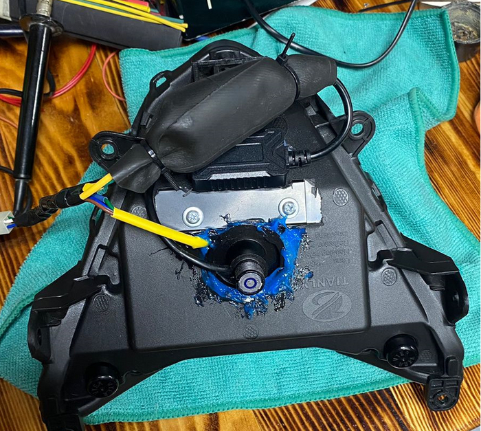 Первый этап герметизации. Ждем пока высохнет и приступаем ко второму