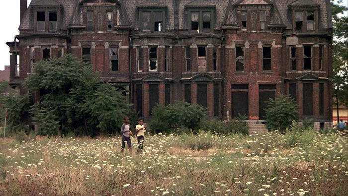 Посмотри, в каком красивом доме ты живешь...