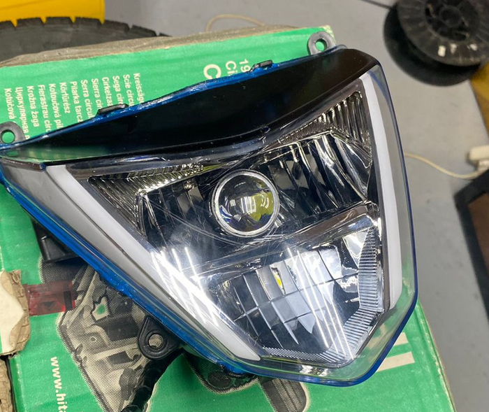 Заключительный этап герметизации (уже непосредственно само стекло садим на Герметик)