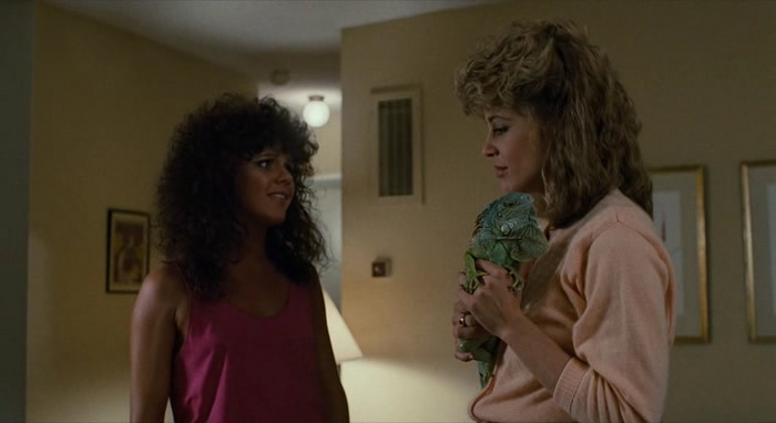 все ведь понимают почему мама спасителя человечества живёт с ящером?