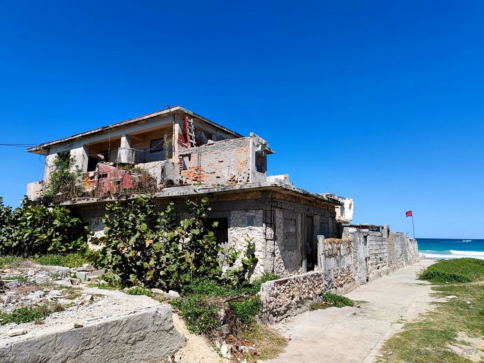 Неочевидно, но дом - жилой. Свет и вода - есть.