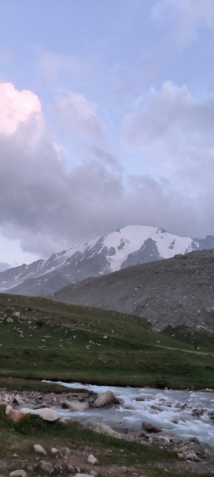 Пик Озёрный и уже пройденный брод. Фото после второго брода сделаны перед ужином, когда я пошёл за водой к слиянию двух рек.