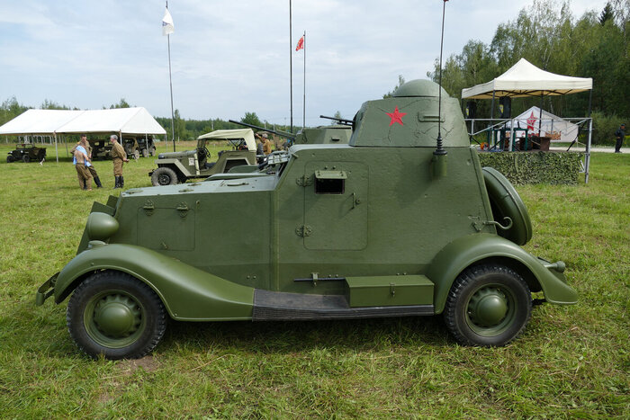 По ряду причин в машине есть детали БА-20 и БА-20М.