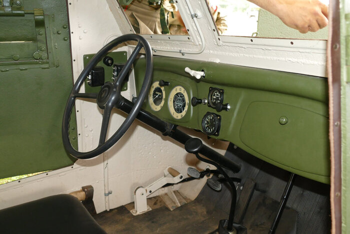 Внутри машины.