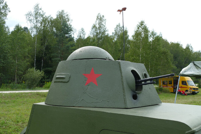 От БА-20 с конической башней она отличается деталями.