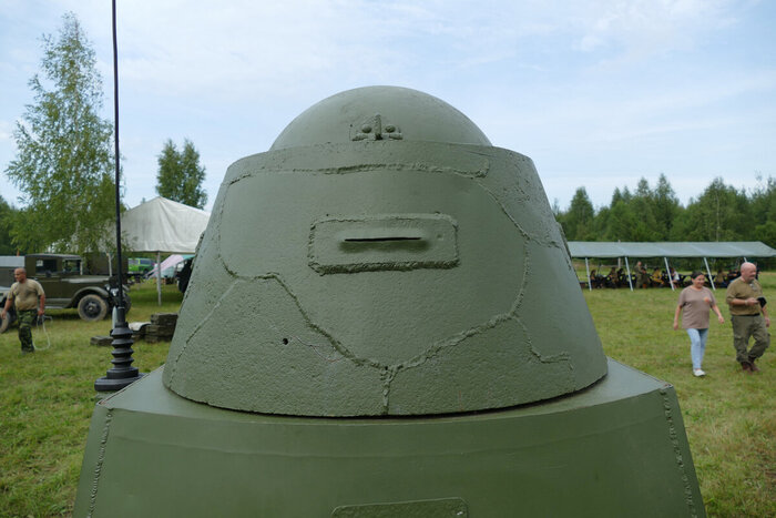 Один из признаков башни БА-20М - приварные бронировки смотровых приборов.