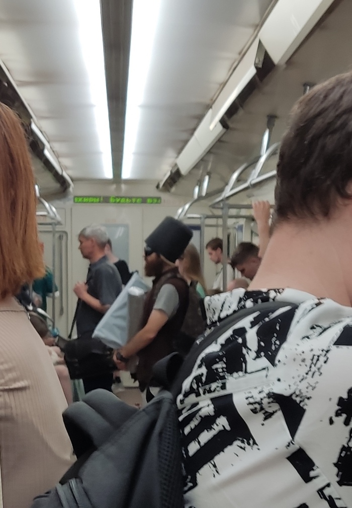 В чОрном цилиндре, в наряде старинном...