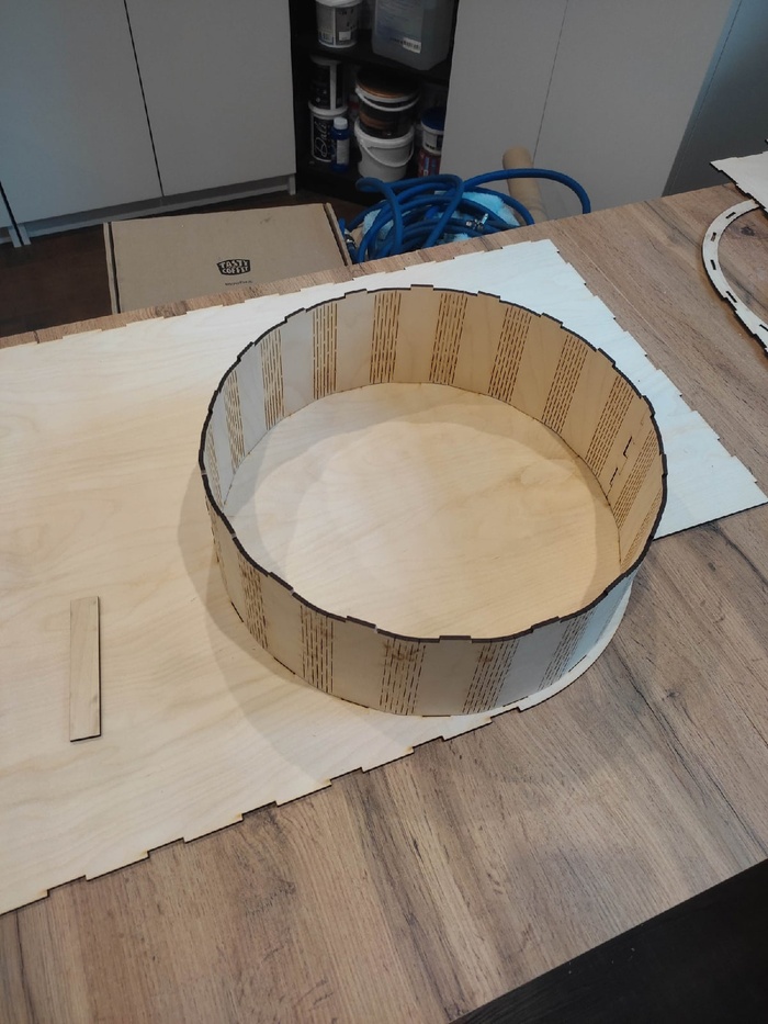 самое сложное ,конечно, гнуть фанерку.... помню были первые ошибки, когда я резала поперек волокон и фанера просто ломалась в труху...