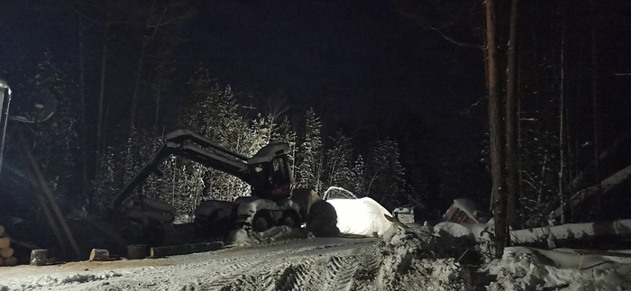 За харвестером растянут парашют, в который дует дизельная пушка, запитанная от хайлюкса через инвертор! Это вам не в офисе торчать)))