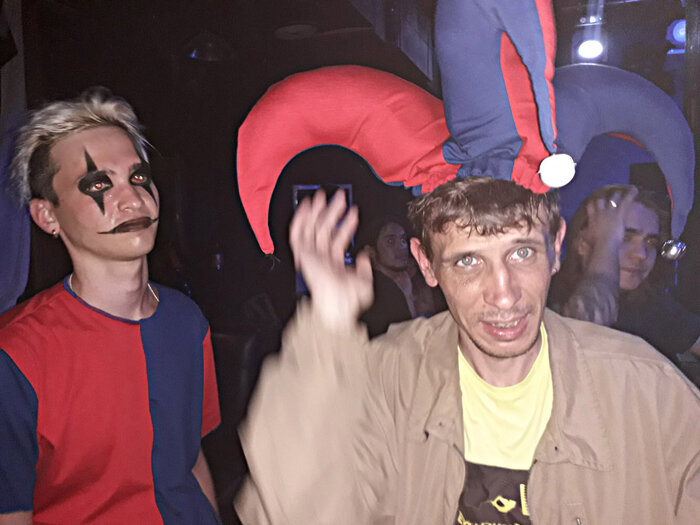 в шутовском колпаке