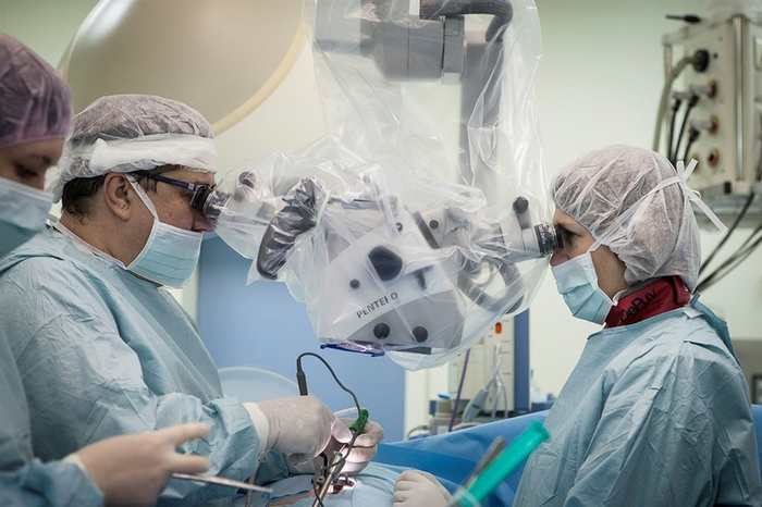 На этой картинке хорошо видно чехол. Он прозрачный, по сути похож на обычный полиэтиленовый пакет