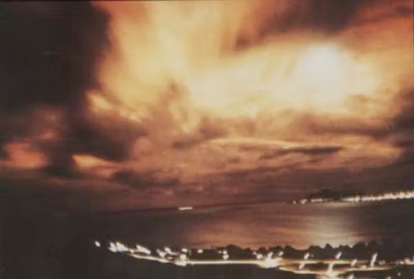 Фотография полярного сияния, вызванного Starfish Prime в Гонолулу. (предоставлено: правительственный архив США)