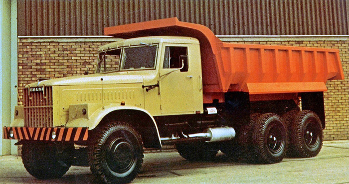 Первые шаги фирмы UMO по созданию «дорожного» самосвала: фары в буфере, повторители, заднее крыло, шины 10,00х20, узкий кузов.