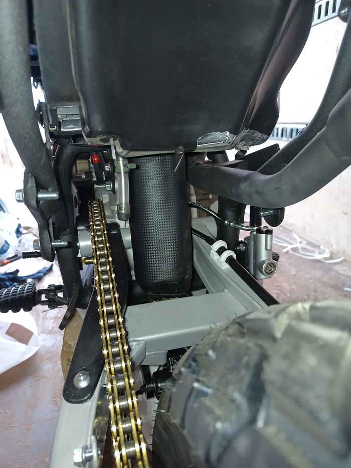 тут китайцы пошли другим путём, чехол на липучке из кожи настоящего дермантина.