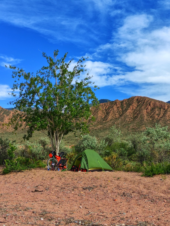 Лагерь на фоне гор.
