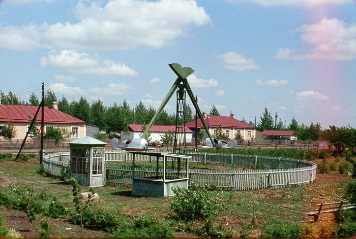 Аттракцион в совхозе ''Красное'' посёлка Водяная Балка Краснодарского края, 1964 год