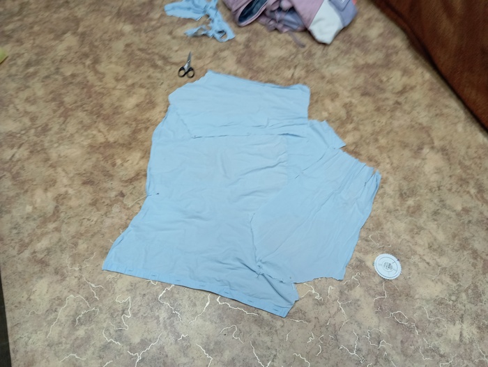 У панамки интересная история: раньше она была рубашкой. Когда мне надоело зашивать постоянно рвущийся рукав на ней, я разрезала ее (ммм, это самая приятная часть работы) и сшила в один такой кусман.