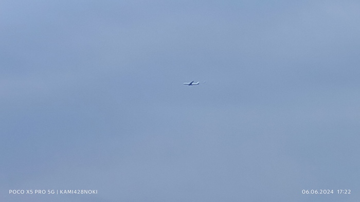 Весьма низко самолёт пролетал...