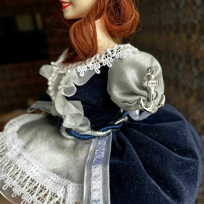 Идей было не много, я решила выделиться из всех и совместить моду с флотом. Мою задумку не особо оценили и я попала в категорию где выбирали лучшую по мнению зрителей и то, тоже не выиграла. Конкуренция лютая, но по моему мнению победившие игрушки ни о чем