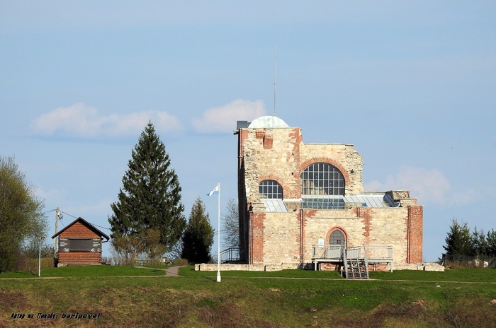 Рюриково Городище и руины церкви Благовещения. Фото с борта теплохода "Вече". Весна 2024
