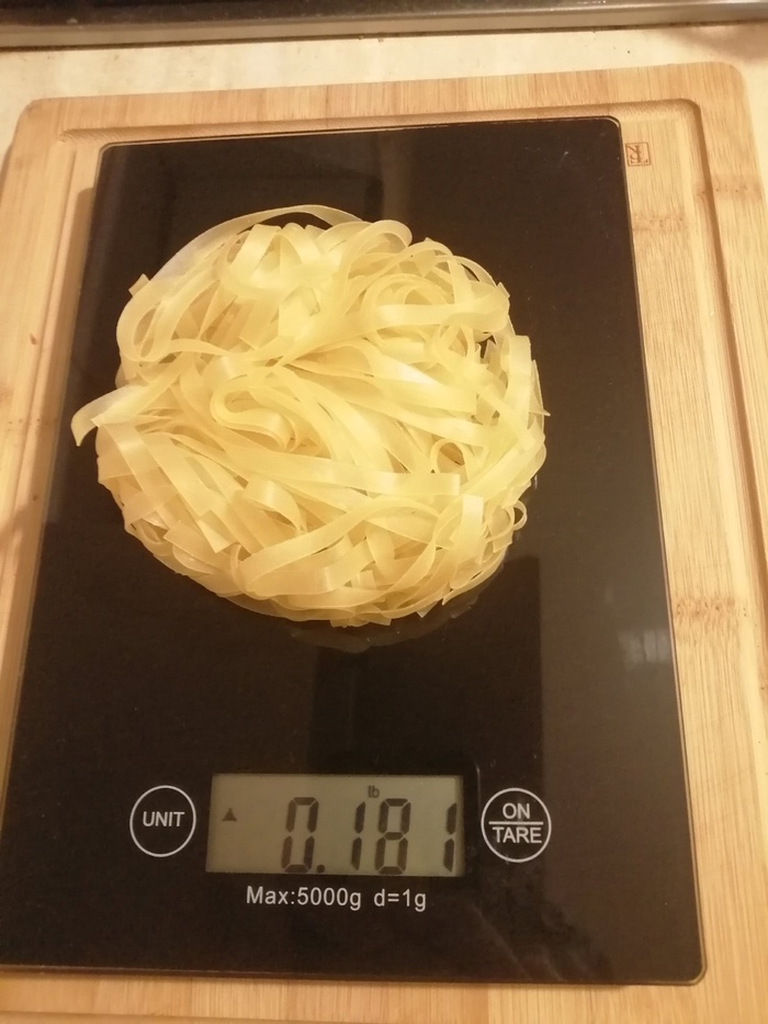 Состав набора +- стандартный. Дегидрированные овощи,сухие специи и маслянистая бульонная основа.