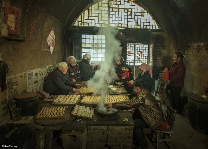 © Ren Xiuting (Китай) «Новый год в старом пещерном жилище». Победитель в категории «Семейная еда» | Pink Lady® Food Photographer of the Year 2024