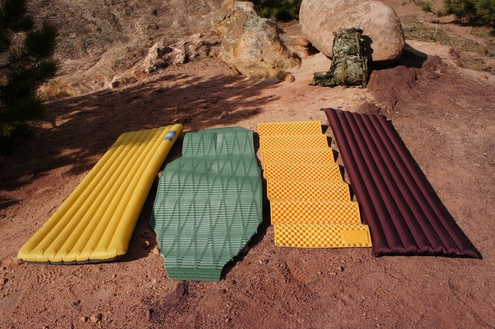 Два надувных ковра по краям и две пенки посередине