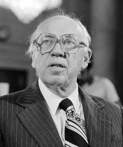 Кейси является не только директором ЦРУ, но и членом правительства, Совета национальной безопасности и Рабочей группы по национальной безопасности.