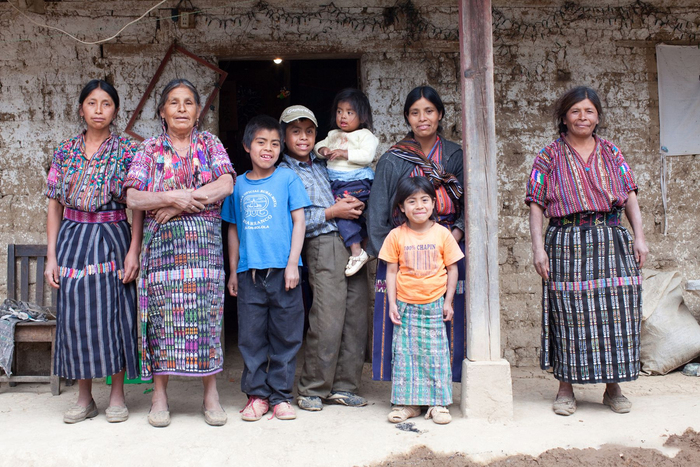 Большая семья современных майя. <!--noindex--><a href="https://pikabu.ru/story/inki_mayya_i_atsteki_kak_slozhilas_sudba_vlastiteley_yuzhnoy_ameriki_dozhili_li_ikh_potomki_do_nashikh_dney_11498897?u=http%3A%2F%2Fwww.MayanFamilies.org&t=www.MayanFamilies.org&h=b3e7d33307cb6b3ef6c40ef06350919effac2196" title="http://www.MayanFamilies.org" target="_blank" rel="nofollow noopener">www.MayanFamilies.org</a><!--/noindex-->