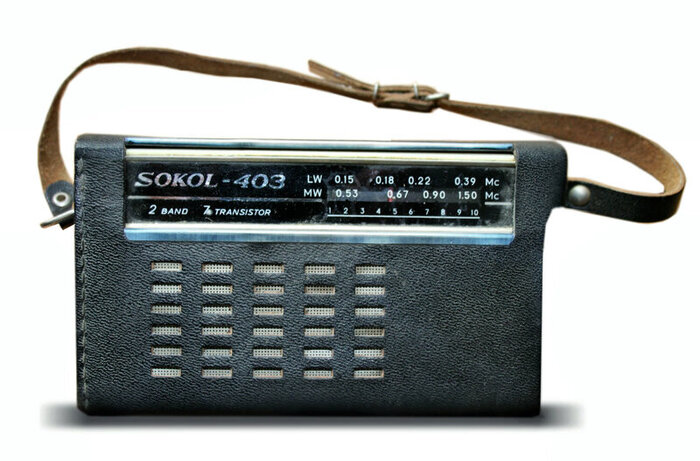 Приемник в фирменной сумке. Фото <!--noindex--><a href="https://pikabu.ru/story/sovetskaya_byitovaya_tekhnika_kakimi_priborami_i_ustroystvami_polzovalis_v_sssr_v_70e_godyi_i_skolko_oni_stoili_11500842?u=https%3A%2F%2Fcommons.wikimedia.org%2Fwiki%2FFile%3ARadio_Sokol.jpg&t=https%3A%2F%2Fcommons.wikimedia.org%2Fwiki%2FFile%3ARadio_Sokol.jpg&h=b3bc521d2f5c598445ee7b673649bcc70c00eaf2" title="https://commons.wikimedia.org/wiki/File:Radio_Sokol.jpg" target="_blank" rel="nofollow noopener">https://commons.wikimedia.org/wiki/File:Radio_Sokol.jpg</a><!--/noindex-->