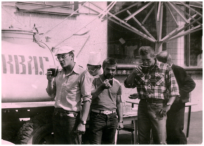 Квас из пол-литровой кружки - самый вкусный напиток в мире. Особенно в жару.