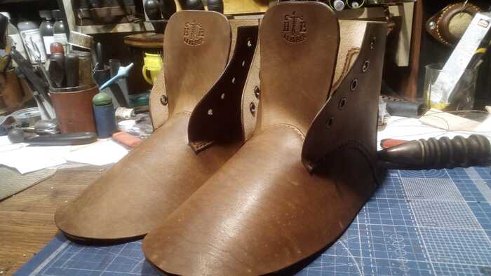 Попутно сшиваем верх ботинок. Боты задумывались без подклада.