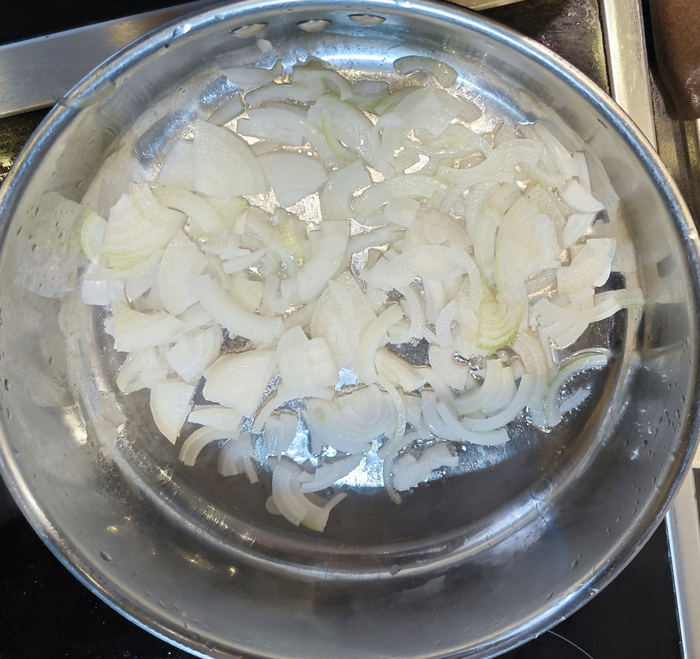 Репчатый лук обжариваем на растительном масле, перекладываем в емкость.