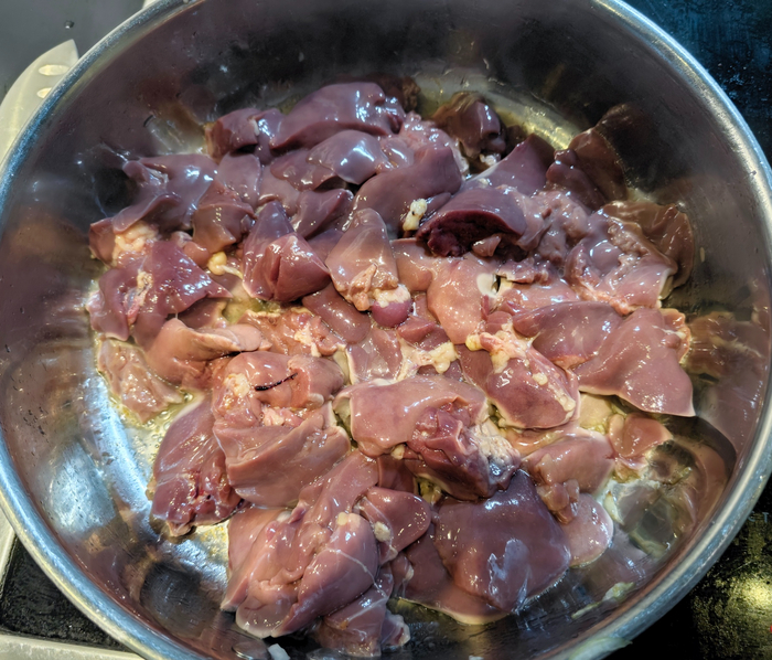 Печень промываем, проверяем отсутствие желчи, режем на кусочки (я режу примерно пополам) и обжариваем на растительном масле.