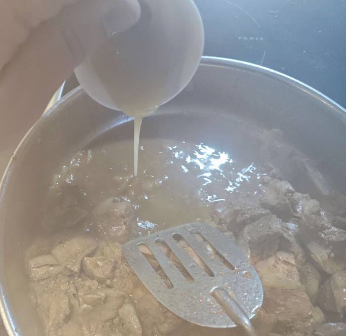 Тонкой струйкой постоянно перемешивая (может пригореть) вливаем нашу муку и видим как на глазах бульон загущается. Фото немного "замылилось" из-за пара.