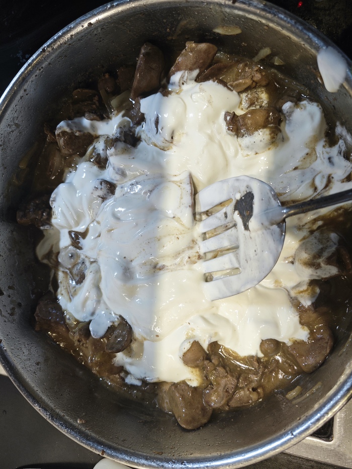 Добавляем сметану и все провариваем на медленном огне. Загустить нужно для того чтобы сметанный соус не "отскочил" *свернулся) и не растекался как вода.