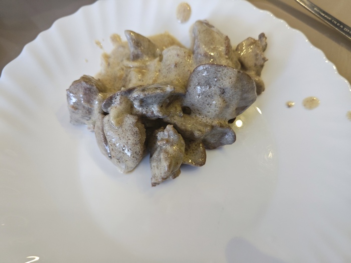 На тарелке будет выглядеть так, соус в меру густой, покрывает ингредиенты и не растекается.