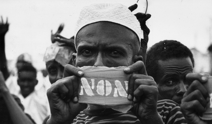 Март 1967 г. Мужчина в Сомалиленде говорит "нет" французскому правлению на протестах во время референдума. Фото: Getty Images