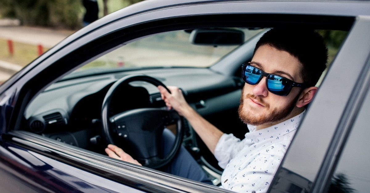 Мужчины в рубашках в машине за рулем. Автомобильный блоггер в очках. Парень в очках в машине. Блоггер в очках в машине. Блоггер в очках в машине.