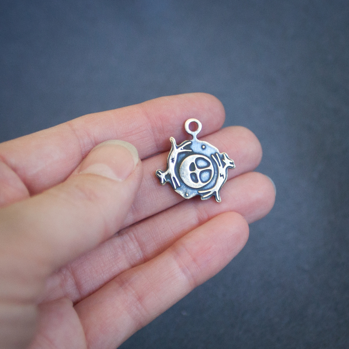 Для понимания размера, кулон на руке.