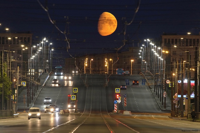 "Такая разная Луна" - 17 июня'24. Обидно, что трамваи после часа не ходят)) когда я сделал с Солнцем, то с Луной просто обязательно)))