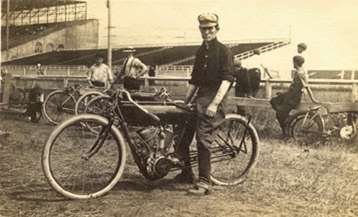 Основатель и главный инженер компании Джо (Джек) Майклсон (Joe (Jack) Michaelson, ок. 1910 г., на односкоростном гоночном трековом мотоцикле с двигателем Thor